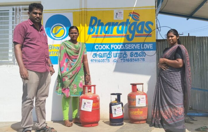 வீடு வீடாக வரும் கேஸ் சிலிண்டர்.. அதில் ஒட்டப்பட்டிருக்கும் அந்த ஸ்டிக்கர் என்ன?