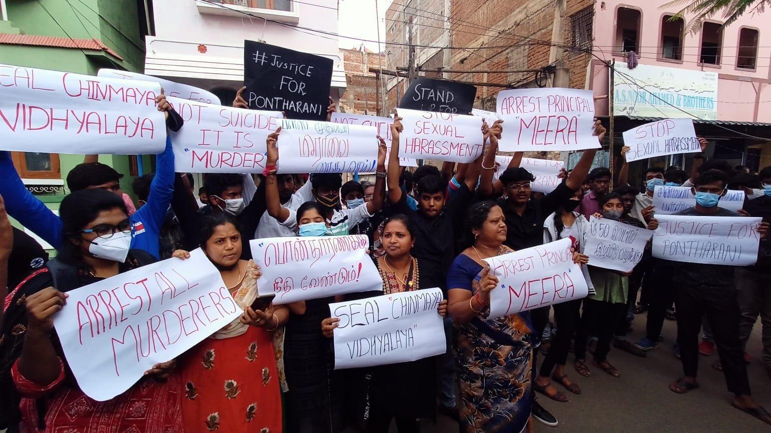 கோவை மாணவி தற்கொலை : பள்ளி முதல்வரை கைது செய்யக்கோரி போராட்டம்!!