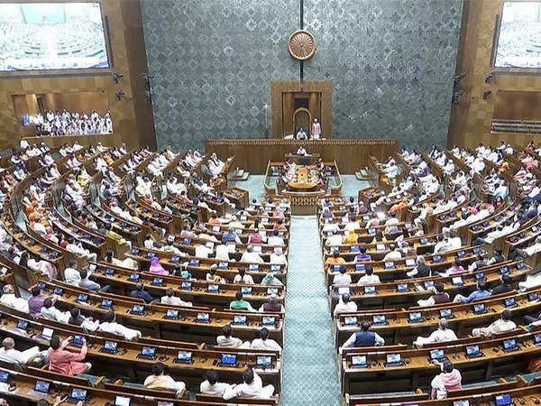 பாதுகாப்பு குறைபாடு தொடர்பாக எதிர்க்கட்சிகள் அமளி - மக்களவை 2 மணி வரை ஒத்திவைப்பு