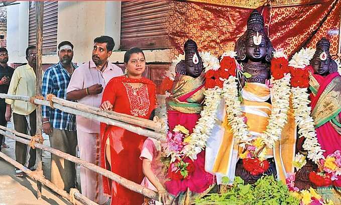 அத்திவரதரை காண அலைமோதும் மக்கள் கூட்டம்... நீண்டவரிசையில் காத்திருந்தபோது பறிபோன உயிர்