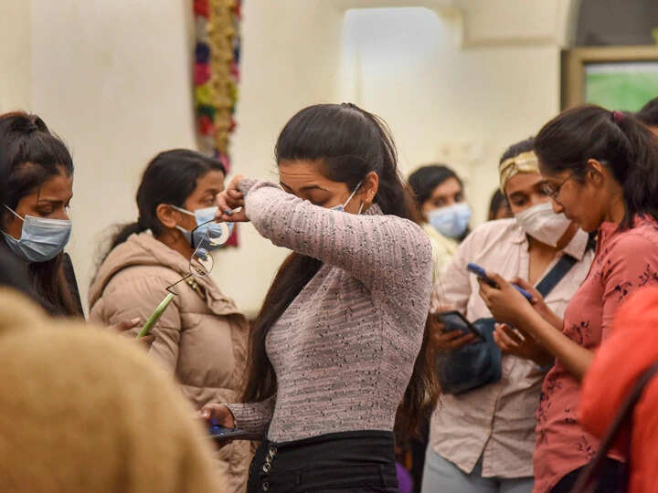 உக்ரேனியர்கள் அடித்து உதைக்கிறார்கள்.. ரயிலில் தவிக்கிறோம் - கண்ணீர் மல்க கூறும் இந்திய மாணவர்கள்..