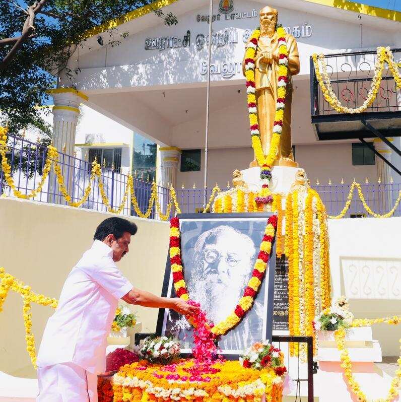 தந்தை பெரியார் திருவுருவ படத்திற்கு முதலமைச்சர் மு.க.ஸ்டாலின் மரியாதை!