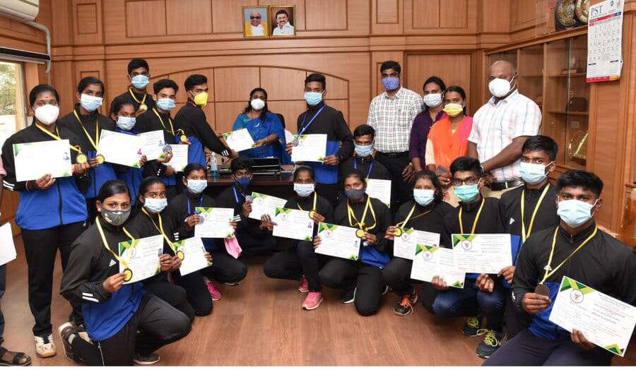 வாள்சண்டை, நீச்சல் போட்டிகளில் வென்ற மாணவர்களுக்கு நாமக்கல் ஆட்சியர் பாராட்டு