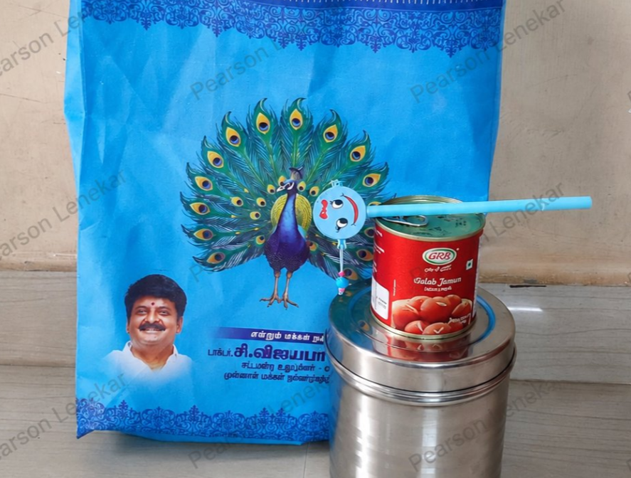 வீட்டுக்கு வீடு பரிசுப்பொருள் வழங்கிய விஜயபாஸ்கர்