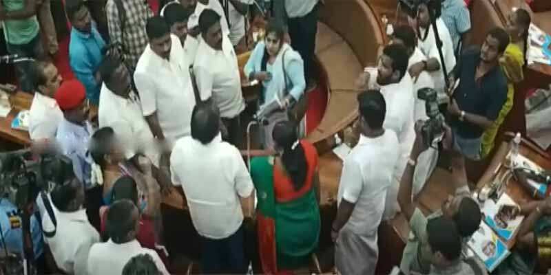 நாற்காலி சண்டை! சமாதானம் செய்த மேயர்