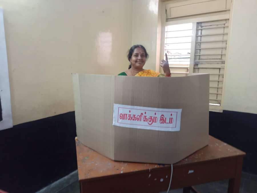 மகனுடன் வந்து வாக்களித்த வானதி சீனிவாசன்... கோவையில் காலை 11 மணி நிலவரப்படி 17.20 சதவீதம் வாக்குப்பதிவு!