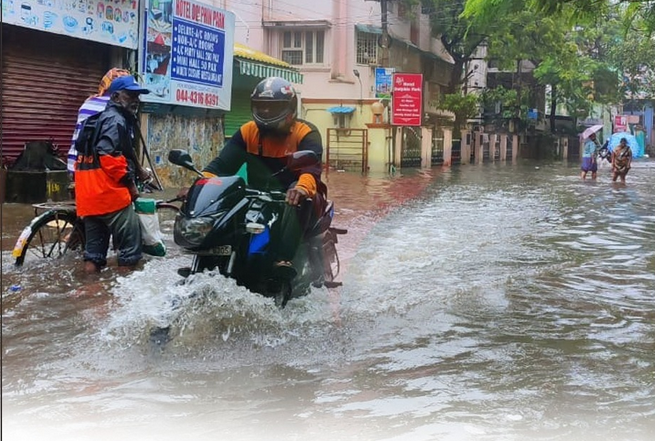 வெள்ளத்தில் சிக்கித் தவிக்கும் சென்னை மக்கள்...
