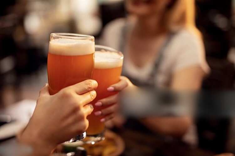 லாட்ஜில் ரூம் போட்டு மது அருந்திய தோழிகள்.. ஆண் நண்பரை வரவழைத்த தோழி.. வேலூரை சேர்ந்த பெண்ணுக்கு நேர்ந்த சோகம்..