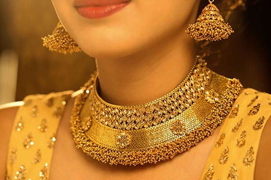 அதிரடியாக குறைந்த தங்கம் விலை... இந்த வாய்ப்பை மிஸ் பண்ணிடாதீங்க..