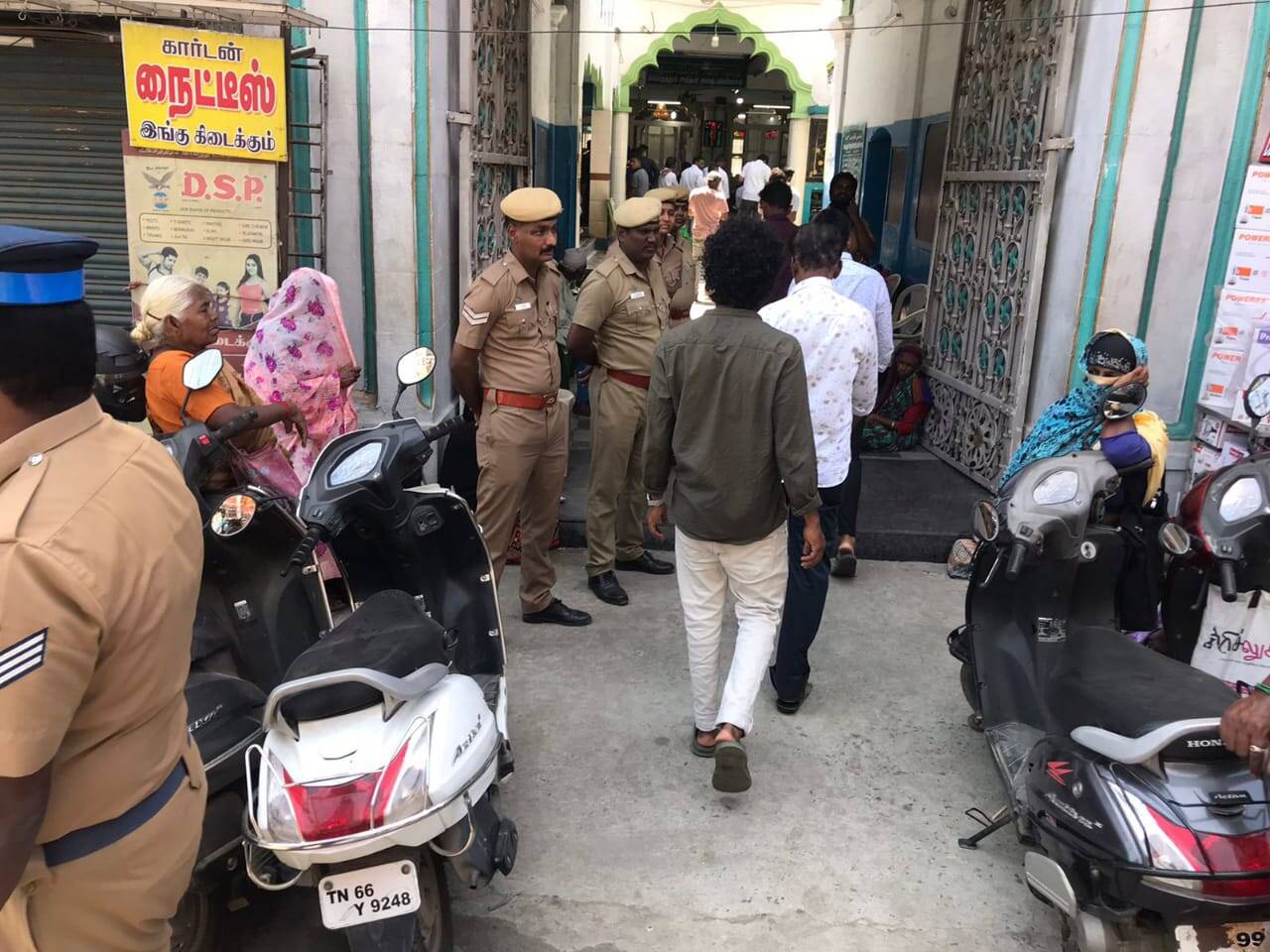 கோவை மாநகரில் அடுத்தடுத்து பெட்ரோல் குண்டுவீச்சு எதிரொலி... பாதுகாப்பிற்காக 400 சிறப்பு காவல் படையினர் குவிப்பு!