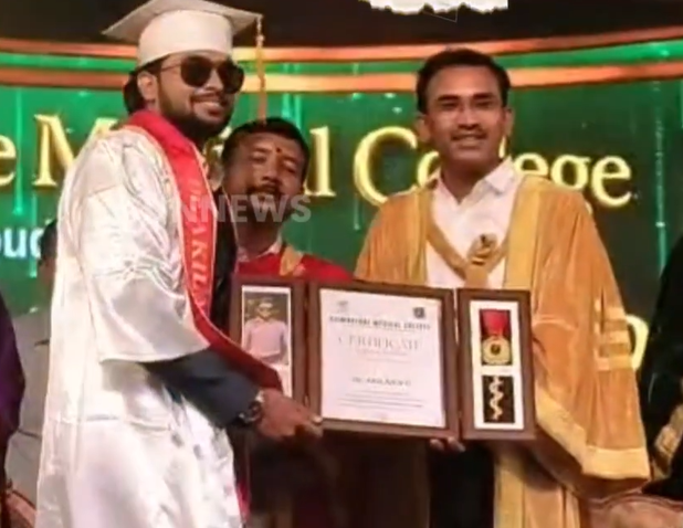 மருத்துவக் கல்லூரி பட்டமளிப்பு விழாவில் தவெக பிரசாரப் பாடல்