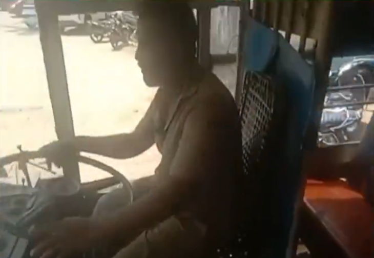 பேருந்து நிறுத்தத்தில் நிற்காமல் சென்றதுடன் பயணியுடன் வாக்குவாதம்- ஓட்டுநர் பணி நீக்கம்