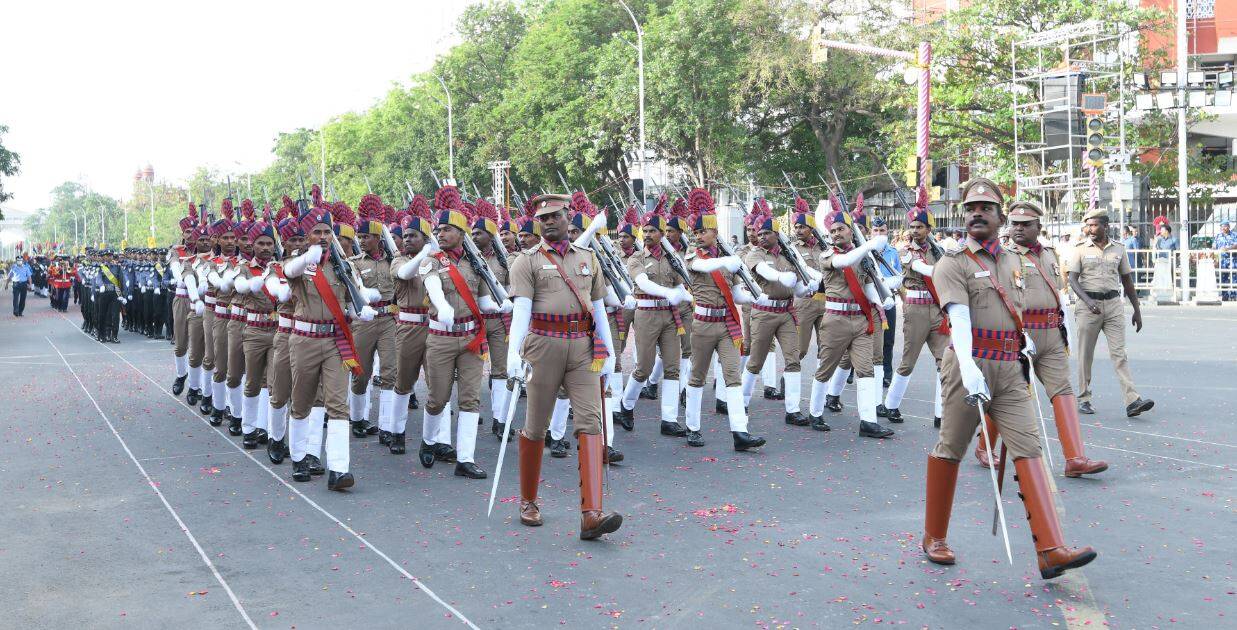 மெரினாவில் நினைவிடங்களுக்கு செல்ல தடை!!