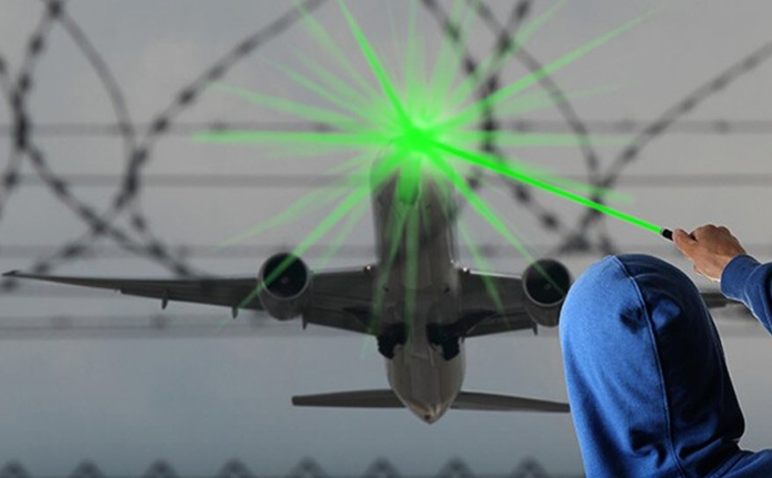 விமானி அறையில் லேசர் லைட் அடித்து அட்டகாசம்! கோவையில் பரபரப்பு