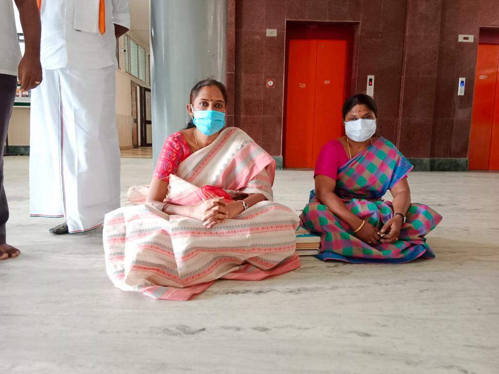 ஆட்சியர் அலுவலகம் முன் காங்கிரஸ் எம்.பி., ஜோதிமணி தர்ணா...