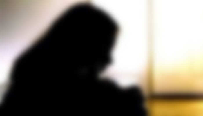 11ம் வகுப்பு மாணவிக்கு அடிக்கடி வயிற்று வலி - பரிசோதனையில் 2 மாத கர்ப்பம்