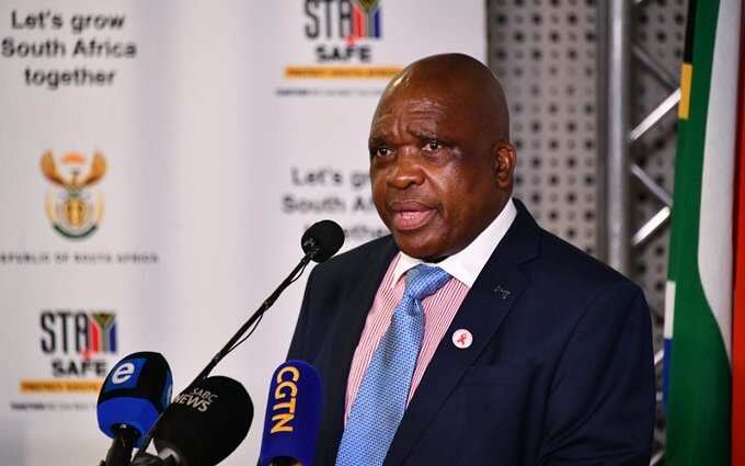 ஓமைக்ரானால் 4வது அலையை எதிர்கொள்கிறோம் - தென் ஆப்ரிக்க அமைச்சர் ஜோ ஃபாஹ்லா தகவல்