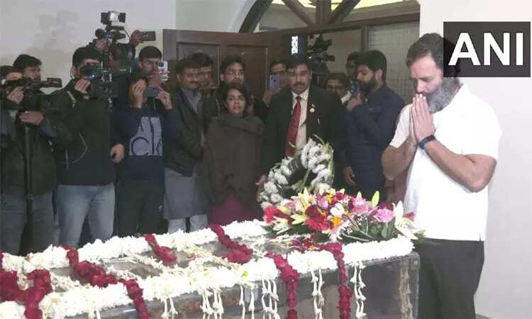 முன்னாள் மத்திய அமைச்சர் சரத் யாதவின் உடலுக்கு ராகுல் காந்தி அஞ்சலி