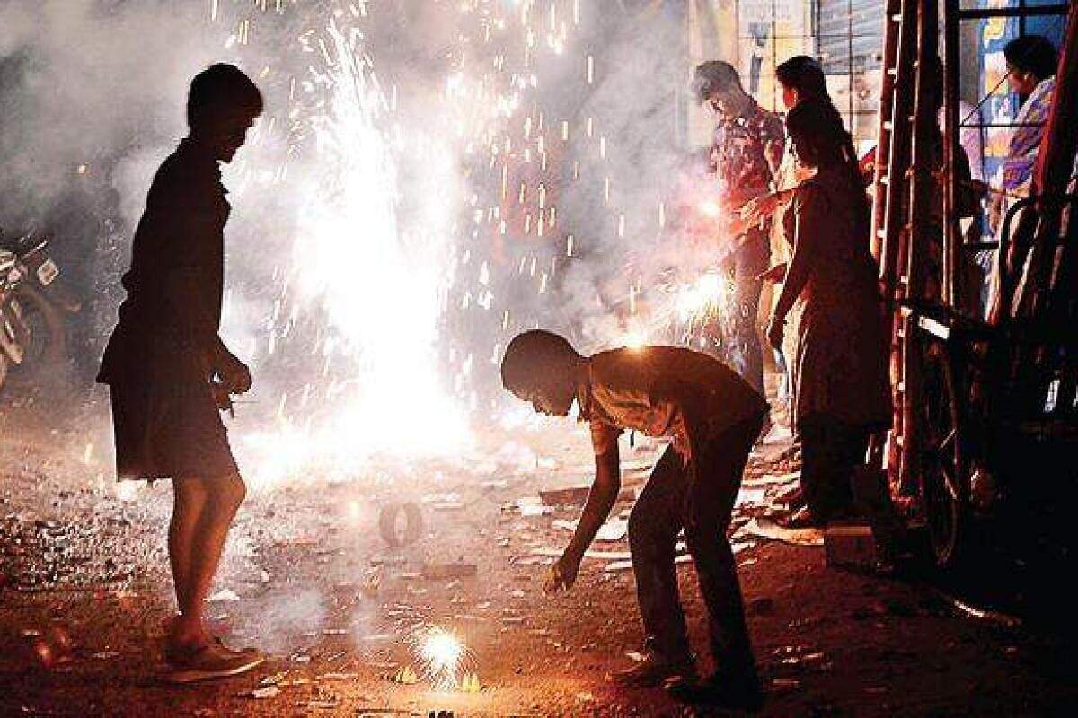 பாட்டாசு வெடிப்பதில் விதிமீறல் - ஈரோட்டில் 32 பேர் மீது வழக்குப்பதிவு