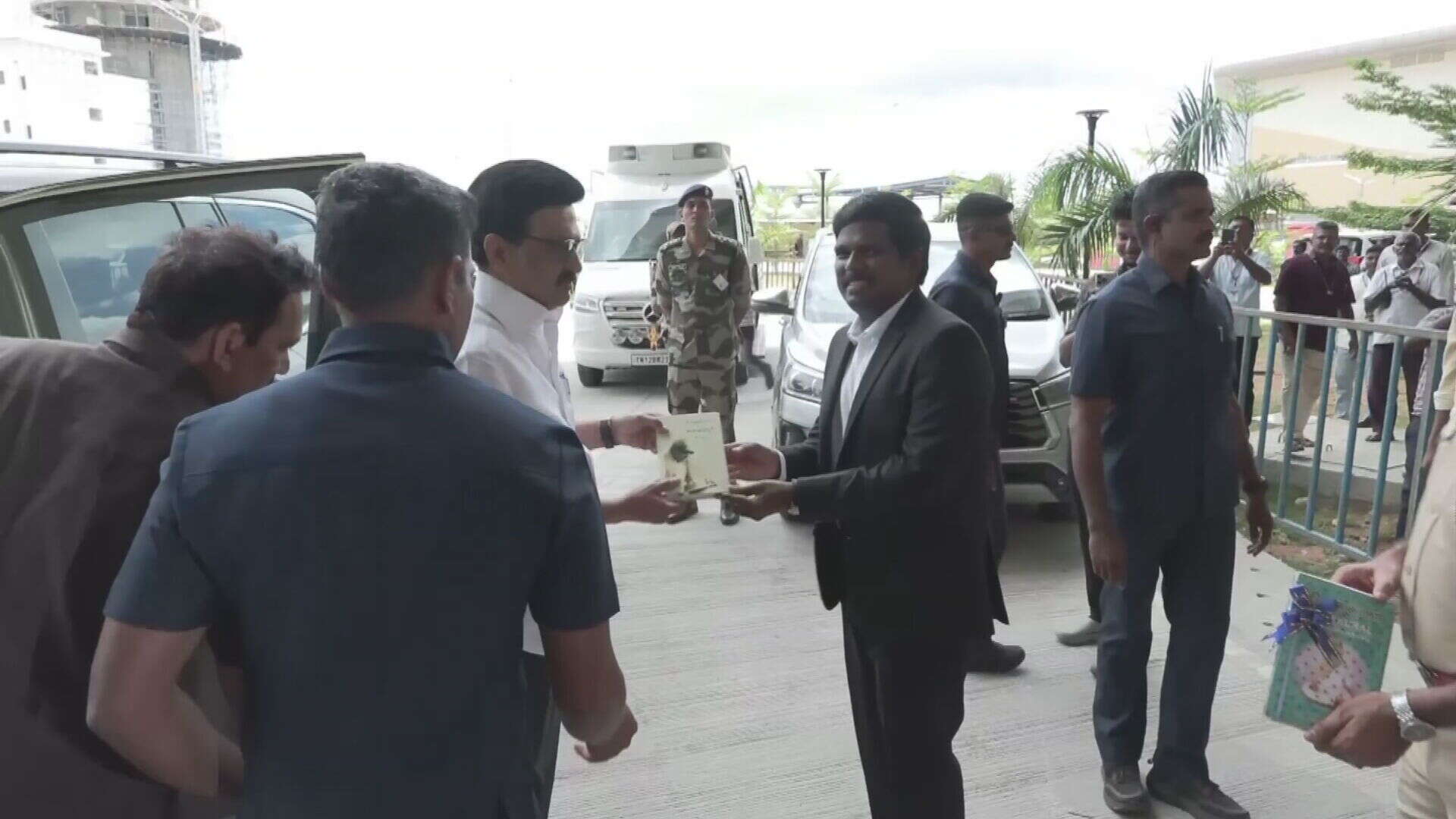 கல்லணை நீர் திறப்பு : திருச்சி விமான நிலையத்தில் முதல்வருக்கு உற்சாக வரவேற்பு..