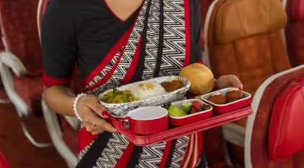 'ஏர் இந்தியா' பயணிகளுக்குச் சூப்பர் செய்தி: விமானங்களில் இனி பொடி இட்லி, மசால் தோசை இலவசம்!