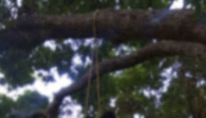 அந்தரத்தில் தொங்கிய பெண் உடல்! அடித்துக்கொன்ற கிராம மக்கள்!