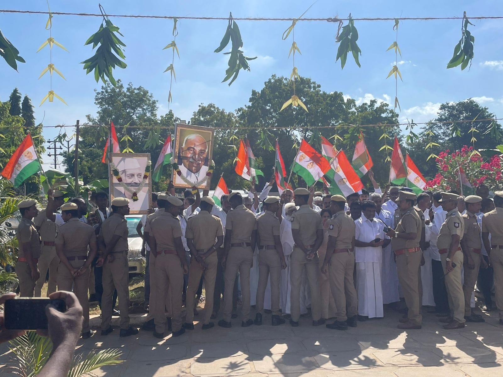 காமராஜர் பெயரை இருட்டடிப்பு செய்த விவகாரம் - தமாகாவினர் பொள்ளாச்சியில் ஆர்ப்பாட்டம்!!