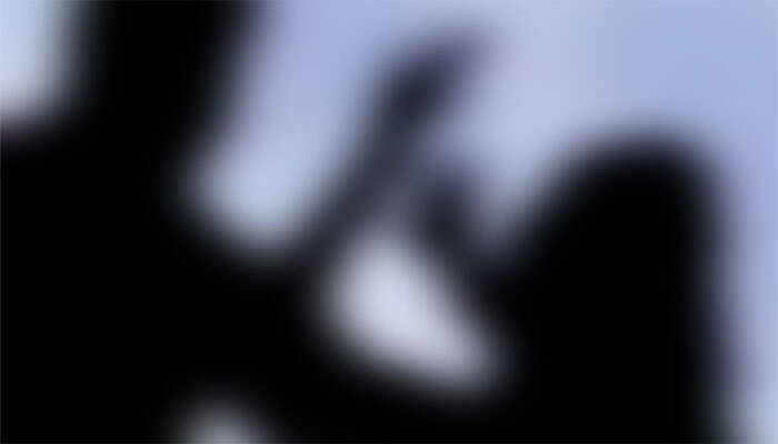 ஆண் நண்பர்களுடன் பழகுவதை கண்டித்த தாயை கொன்ற மகள்