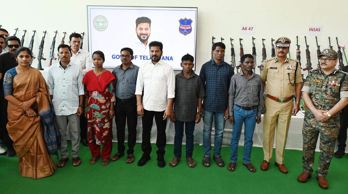 முதல்வரிடம் சரணடைந்த 130 மாவோயிஸ்டுகள்