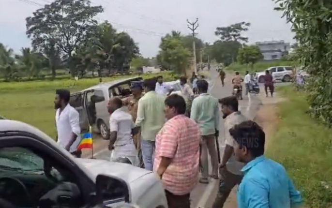 #BREAKING பெரும் பரபரப்பு... பாமக எம்.எல்.ஏ காரை வழிமறித்து தாக்கிய கும்பல்!