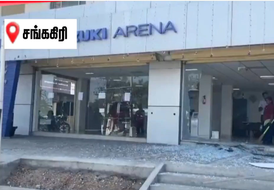 ஷோரூம் கண்ணாடியை உடைத்துக் கொண்டு தாறுமாறாக ஓடிய கார்... அதிர்ஷ்டவசமாக உயிர் தப்பிய ஊழியர்