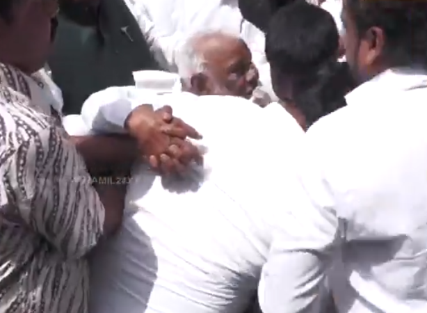 தொகுதி பங்கீடு பேச்சுவார்த்தைக்கு வந்த காதர் மொய்தீன் மயங்கி விழுந்ததால் பரபரப்பு