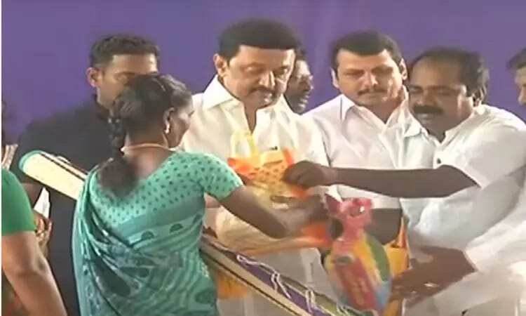 சீர்காழியிலும் முதலமைச்சர் மு.க.ஸ்டாலின் ஆய்வு - பொதுமக்களுக்கு உதவி