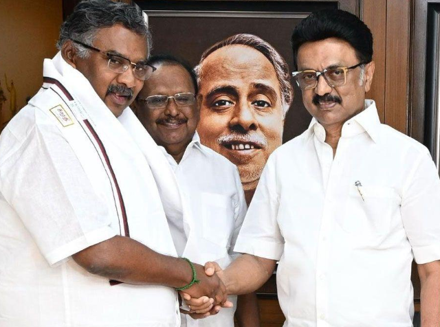 “அதிமுக போகிற போக்கே சரியில்லை”- திமுகவில் இணைந்த அதிமுக முன்னாள் எம்.எல்.ஏ கார்த்திக் தொண்டைமான் குற்றச்சாட்டு