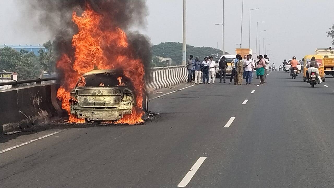 சாலையில் சென்றுகொண்டிருந்த கார் திடீரென தீப்பிடித்து எரிந்ததால் பரபரப்பு!