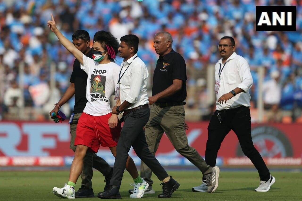 பாலஸ்தீன கொடியுடன் திடீரென மைதானத்திற்குள் நுழைந்த நபரால் பரபரப்பு!