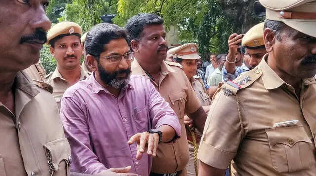 ஆந்திராவில் வைத்து சவுக்கு சங்கரை கைது செய்தது தமிழக போலீஸ்..!