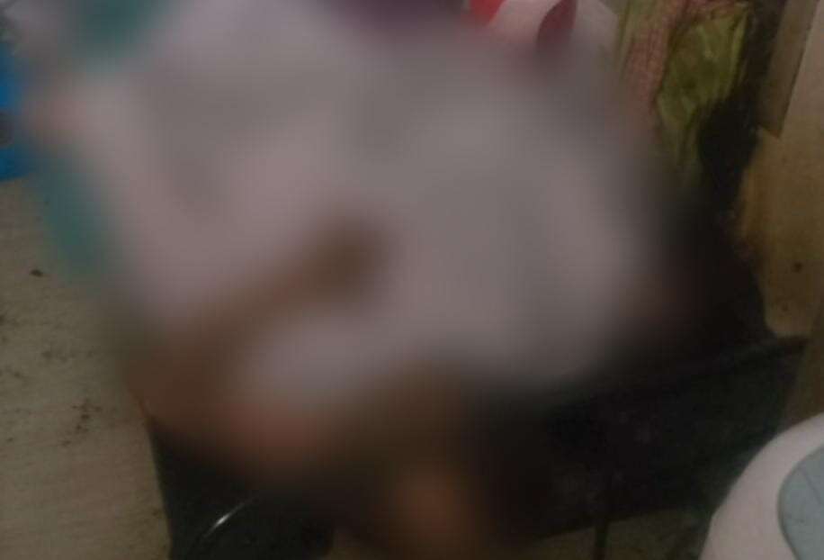 இறந்த மனைவியின் மடி மீது தலை வைத்து தீக்குளித்த கணவன்!