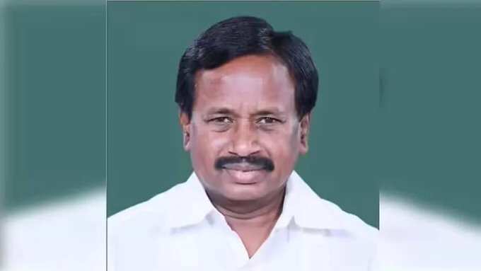 #BREAKING துண்டுதுண்டாக உடையும் அதிமுக! கட்சியிலிருந்து முன்னாள் எம்பி விலகல்