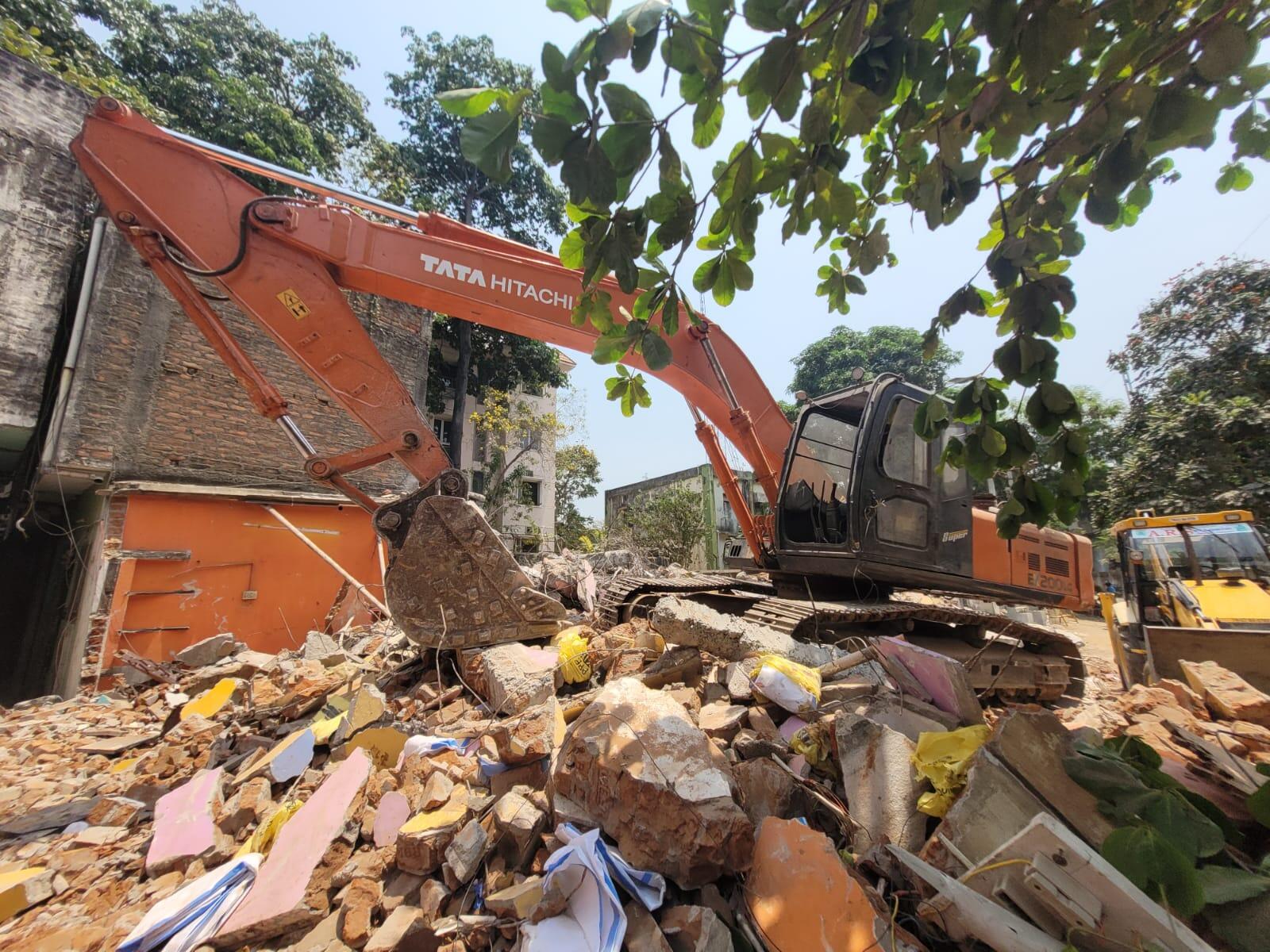 ஆக்கிரமிப்பு வீடுகள் இடிப்பு - முதியவர் தீக்குளித்ததால் பரபரப்பு!!