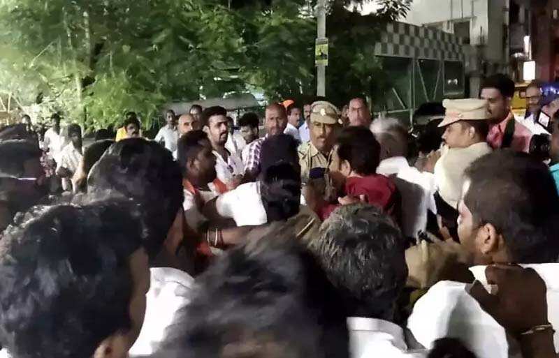 ஆவேசமான அண்ணாமலை - நிருபர் மீது தாக்குதல்