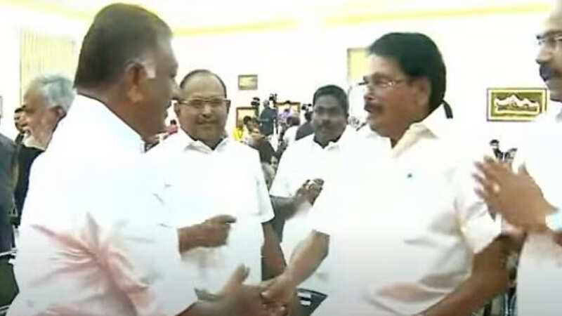 ஓபிஎஸ்க்கு பழைய பாசத்தை காட்டிய மாஜிக்கள்! அதிமுகவில் சலசலப்பு