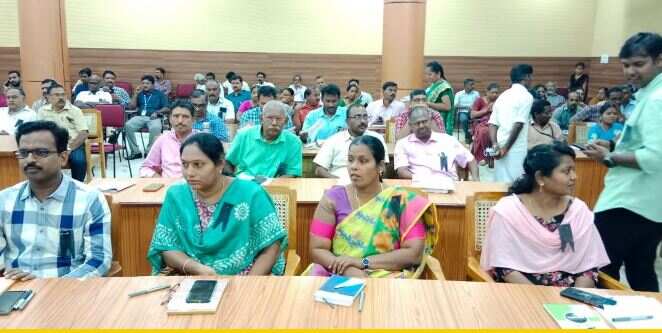 கருப்பு பேட்ச் அணிந்து வந்த வருவாய்த்துறையினர்