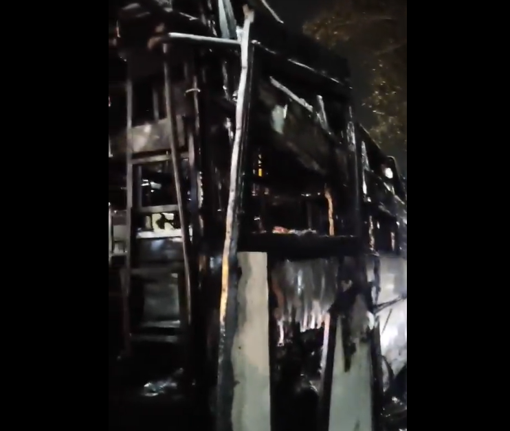 #BREAKING : ஆம்னி பேருந்தில் தீ விபத்து..! ஆட்டோ ஓட்டுநரின் சமயோசித செயலால் 13 பயணிகள் உயிர் தப்பினர்!