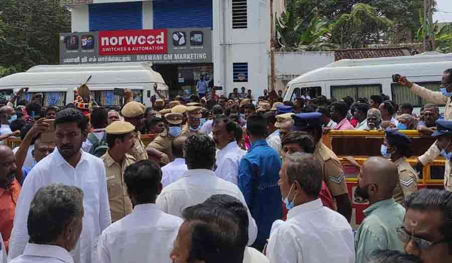 பதவியேற்ற கவுன்சிலர்கள் கடத்தல்- மயிலாடுதுறை பரபரப்பு