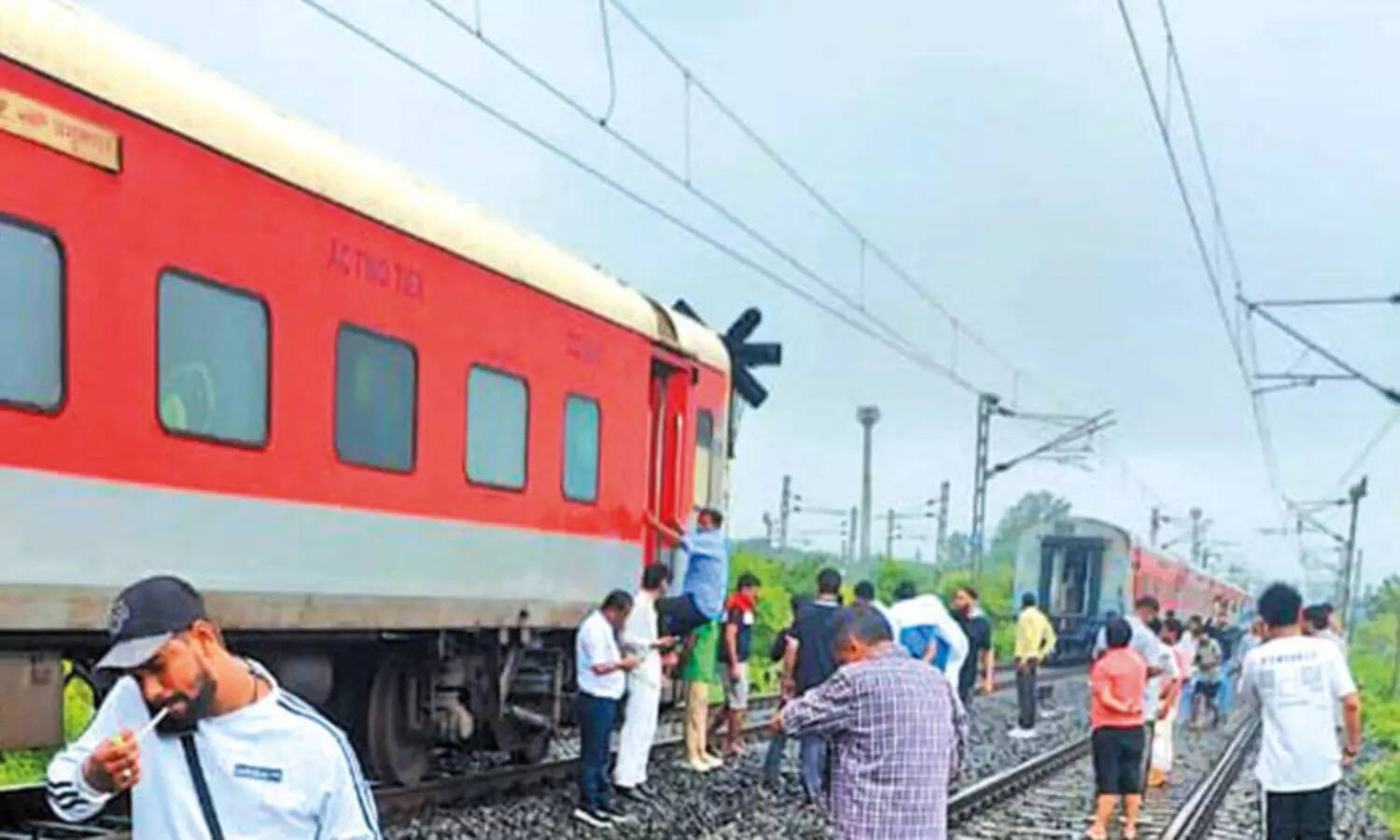 மும்பை எக்ஸ்பிரஸ் ரயிலின் பெட்டிகள் 2 முறை கழன்று ஓடியதால் பரபரப்பு; பயணிகள் அலறல்.!