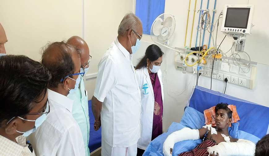 மாணவர் சின்னதுரை அவரது தங்கையை சந்தித்து ஆறுதல் கூறிய கே.பாலகிருஷ்ணன்