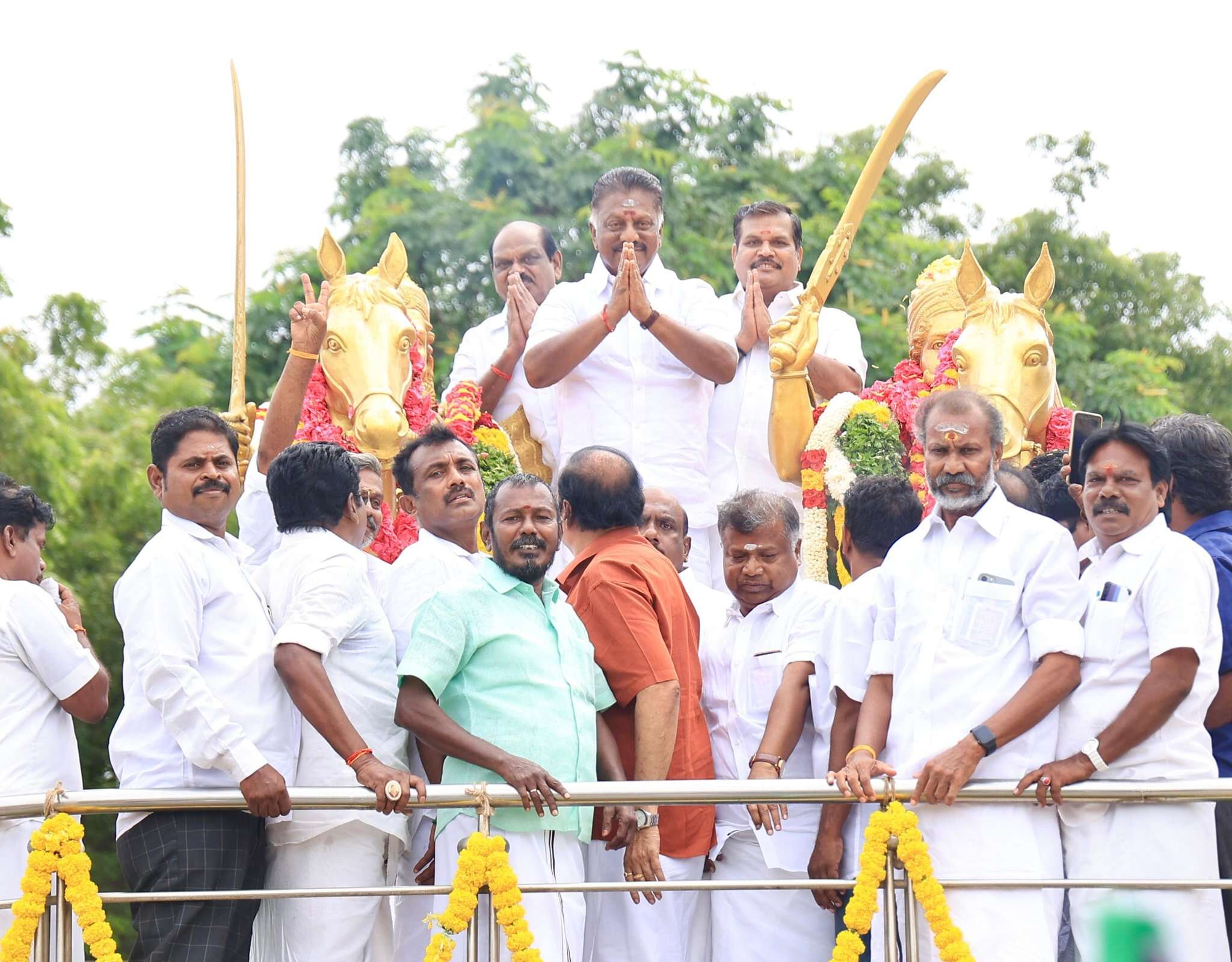 மருது சகோதரர்களின் சிலைக்கு ஓ.பன்னீர்செல்வம் மரியாதை