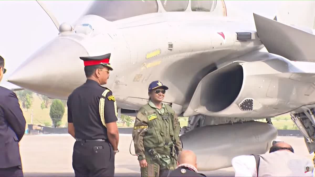 ரஃபேல் போர் விமானத்தில் பறந்த முதல் குடியரசு தலைவர்..!