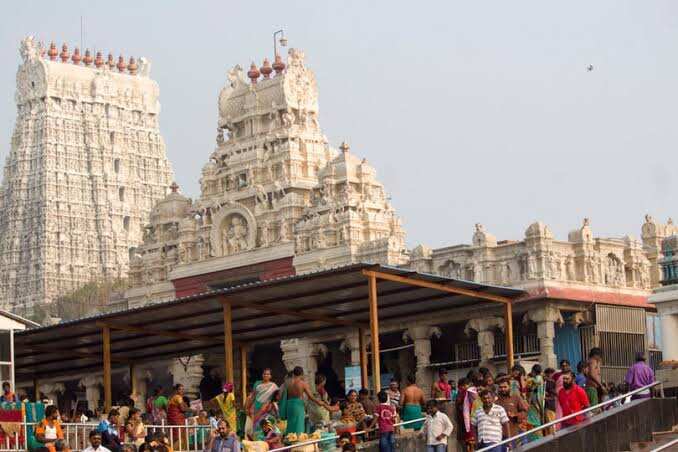 பக்தர்கள் ஷாக்..!! திருச்செந்தூர் கோயிலில் சேவை கட்டணம் பல மடங்கு உயர்த்த முடிவு..!! 1,500 ரூபாய் பூஜை கட்டணம் 6,500 ரூபாயாக உயர்கிறது..!